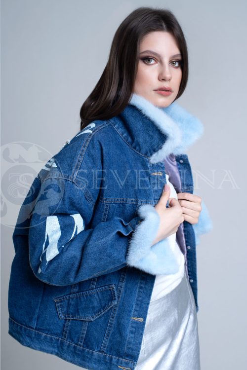 denim angel2 500x750 - Джинсовая куртка с отделкой мехом норки голубого цвета и принтом К-003