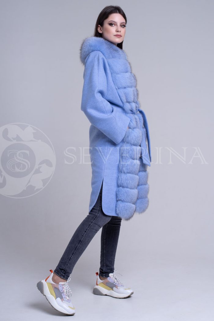goluboe pesec2 700x1050 - Пальто с отделкой из меха песца голубого цвета П-004