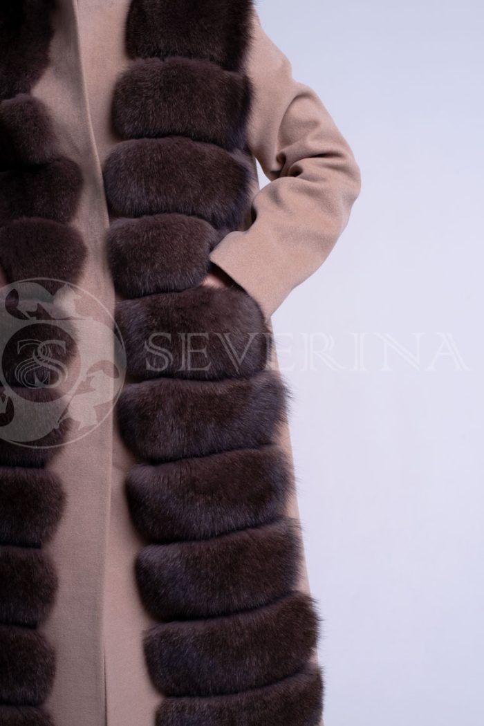 kjemjel pesec3 700x1050 - Пальто с отделкой из меха песца в цвете соболь П-007