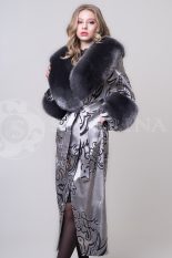 palto kaftan s lisoj 1 155x233 - Пальто из жаккардовой ткани с отделкой мехом лисы П-021