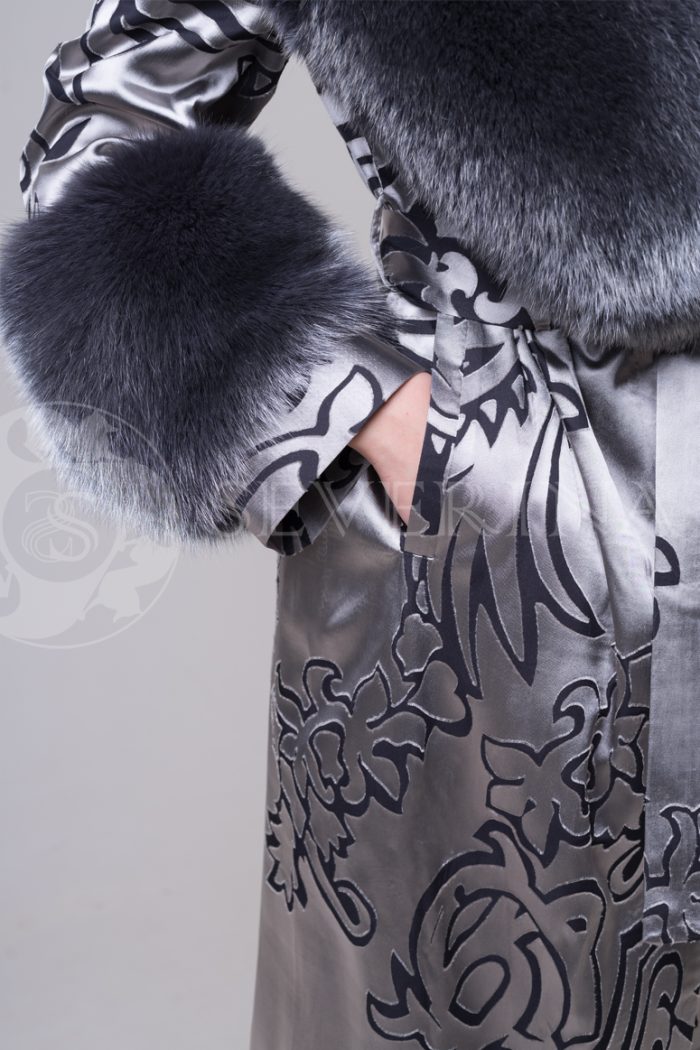 palto kaftan s lisoj 4 700x1050 - Пальто из жаккардовой ткани с отделкой мехом лисы П-021