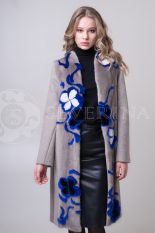 palto mokko norka sinie cvety 2 155x233 - Пальто-жилет серого цвета с инкрустацией цветным мехом норки П-018