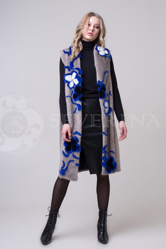palto mokko norka sinie cvety 4 700x1050 - Пальто-жилет серого цвета с инкрустацией цветным мехом норки П-018