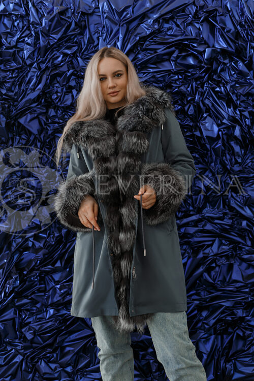 parka izumrud chernoburka 2 500x750 - Куртка-парка с отделкой мехом серебристо-черной лисы ПР-024
