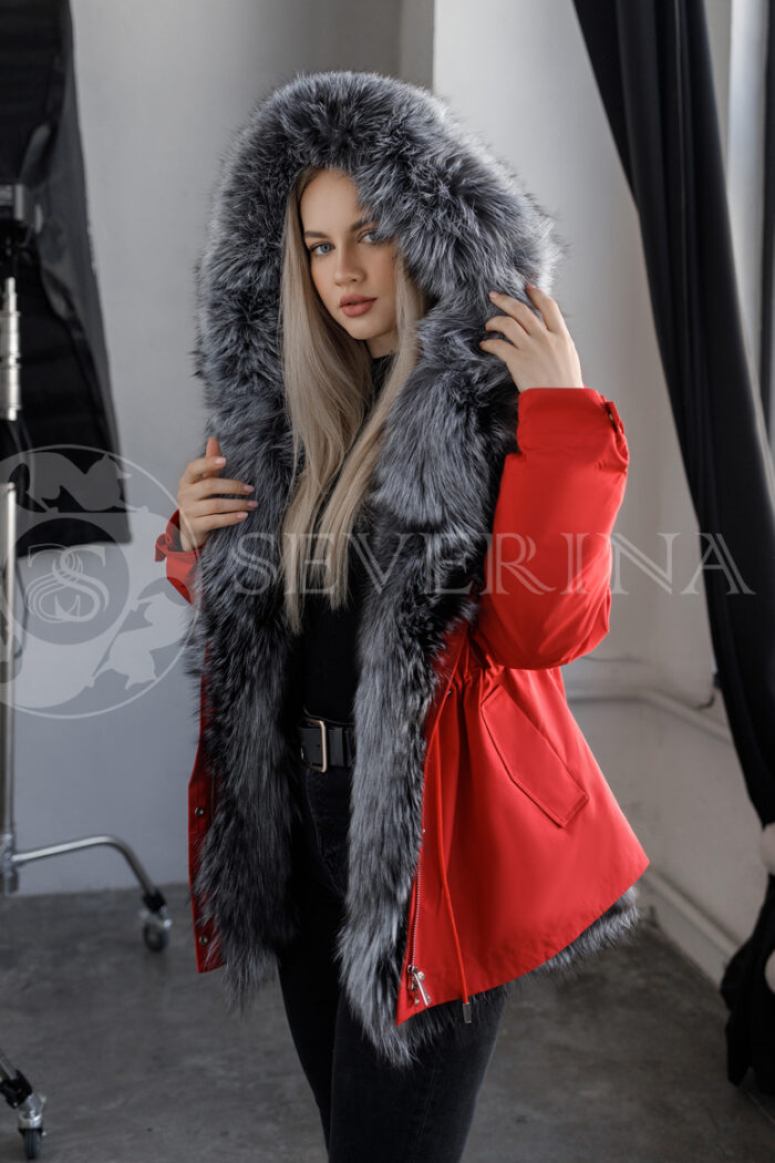 parka krasnaja chernoburka 5 700x1050 - Куртка-парка красного цвета с отделкой мехом серебристо-черной лисы ПР-030