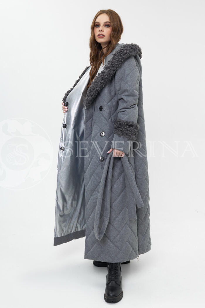 palto stezhka s kozlikom 2 700x1050 - Пальто стёганое с капюшоном и отделкой мехом козлика П-085