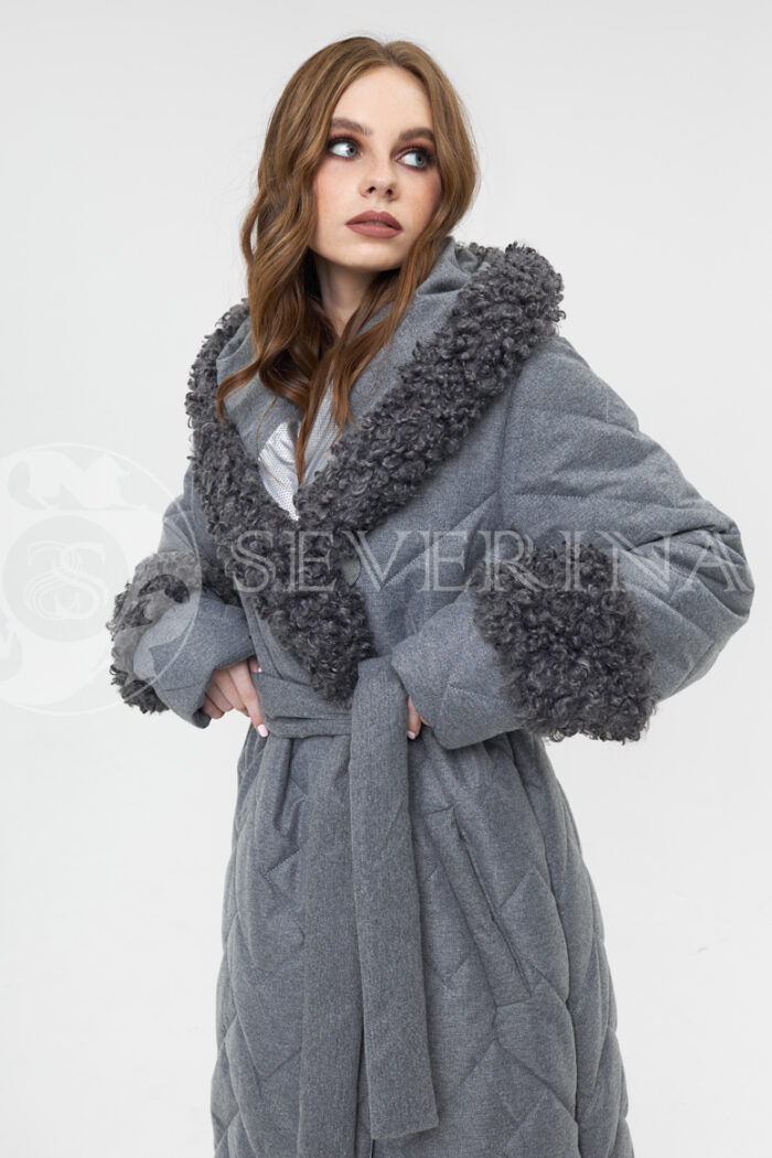 palto stezhka s kozlikom 5 700x1050 - Пальто стёганое с капюшоном и отделкой мехом козлика П-085