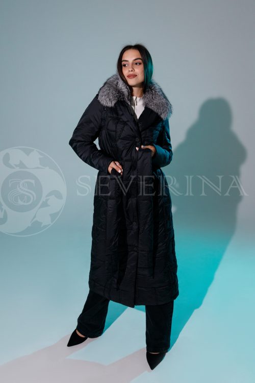 palto chernoe stezhka meh chernoburka 1 500x750 - Пальто стёганое черного цвета со съемным воротником из меха серебристо-черной лисы ИФВ-201