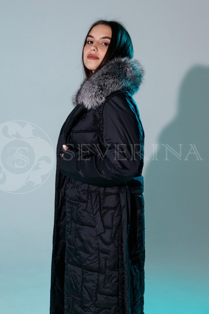 palto chernoe stezhka meh chernoburka 2 700x1050 - Пальто стёганое черного цвета со съемным воротником из меха серебристо-черной лисы ИФВ-201
