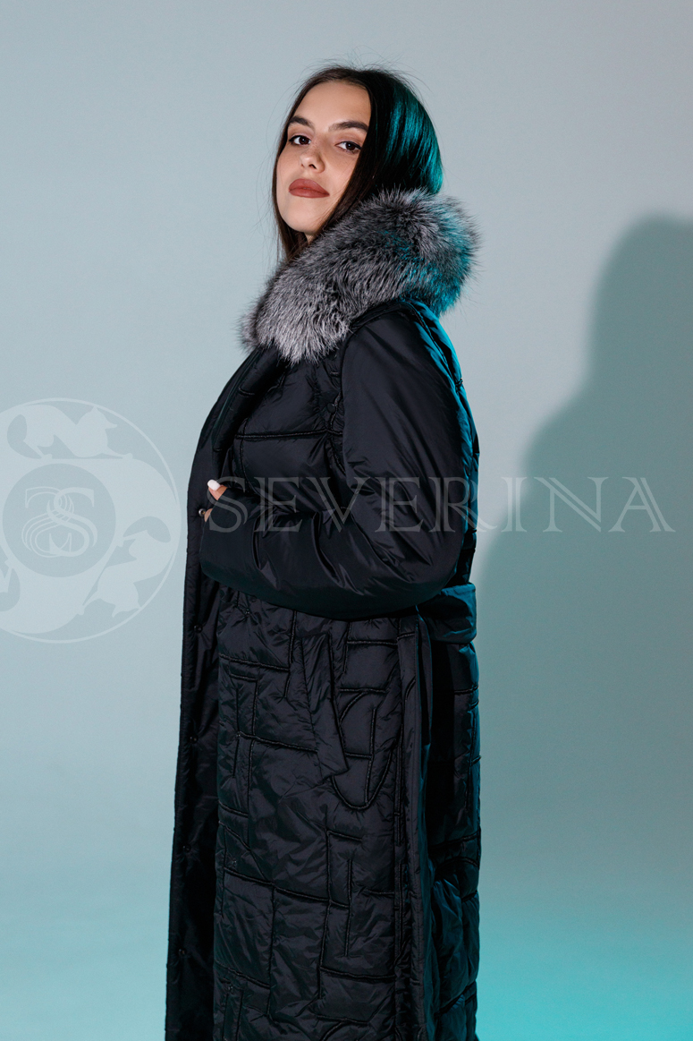 palto chernoe stezhka meh chernoburka 2 - Пальто стёганое черного цвета со съемным воротником из меха серебристо-черной лисы
