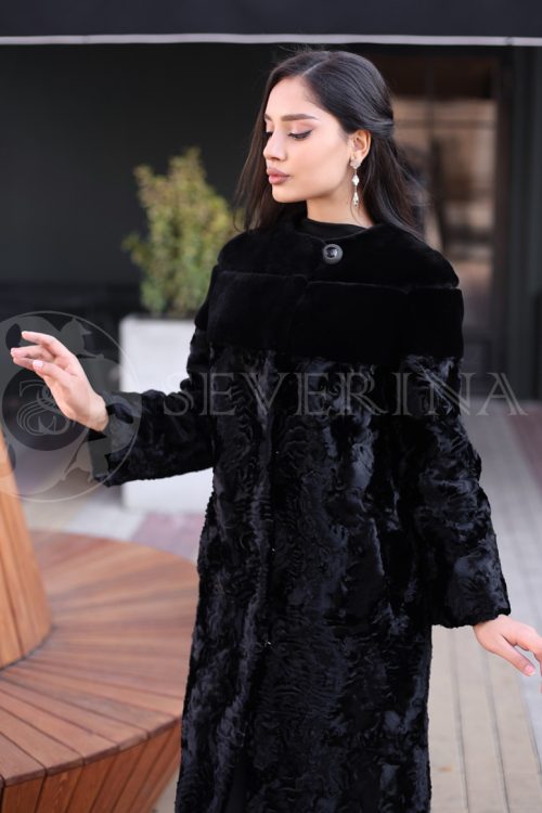 palto jekomeh chernoe koketka 1 500x750 - Пальто стёганое черного цвета с отделкой мехом ламы
