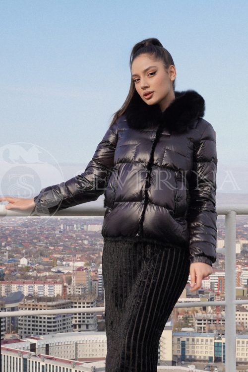 puhovik chernyj korotkij 1 500x750 - Куртка утепленная с отделкой мехом песца черного цвета 1-0095