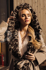 palto kofejnoe s otdelkoj mehom pod leopard2 155x233 - Пальто с капюшоном и отделкой мехом кролика с леопардовым принтом