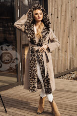 palto kofejnoe s otdelkoj mehom pod leopard4 155x233 - Пальто с капюшоном и отделкой мехом кролика с леопардовым принтом