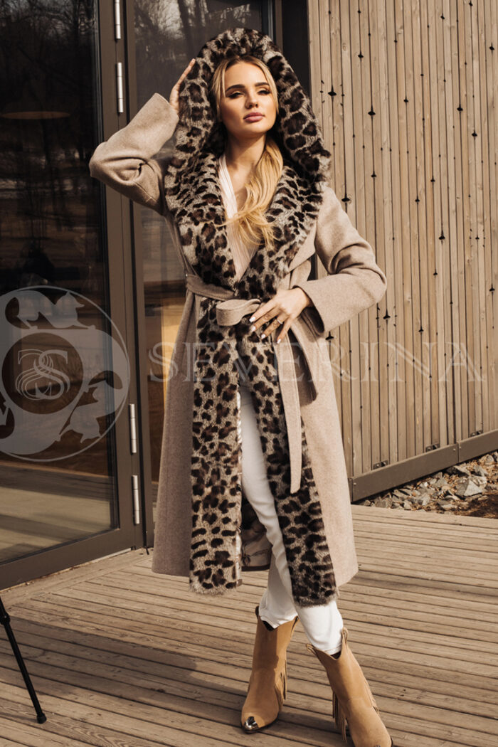 palto kofejnoe s otdelkoj mehom pod leopard4 700x1050 - Пальто с капюшоном и отделкой мехом кролика с леопардовым принтом