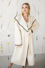 palto halat molochnoe s kontrastnoj strochkoj 2 155x233 - Пальто кашемировое молочного цвета с контрастной строчкой-окантовкой